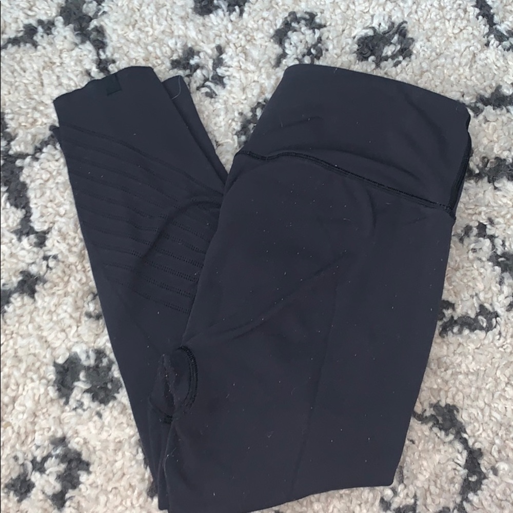 Lululemon Crops - Picture 1 of 4